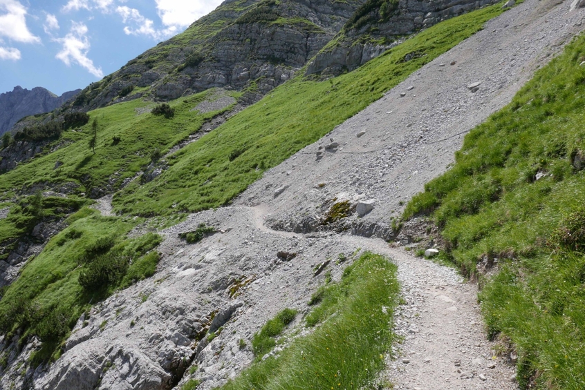 Schmaler Wanderweg an Berghang