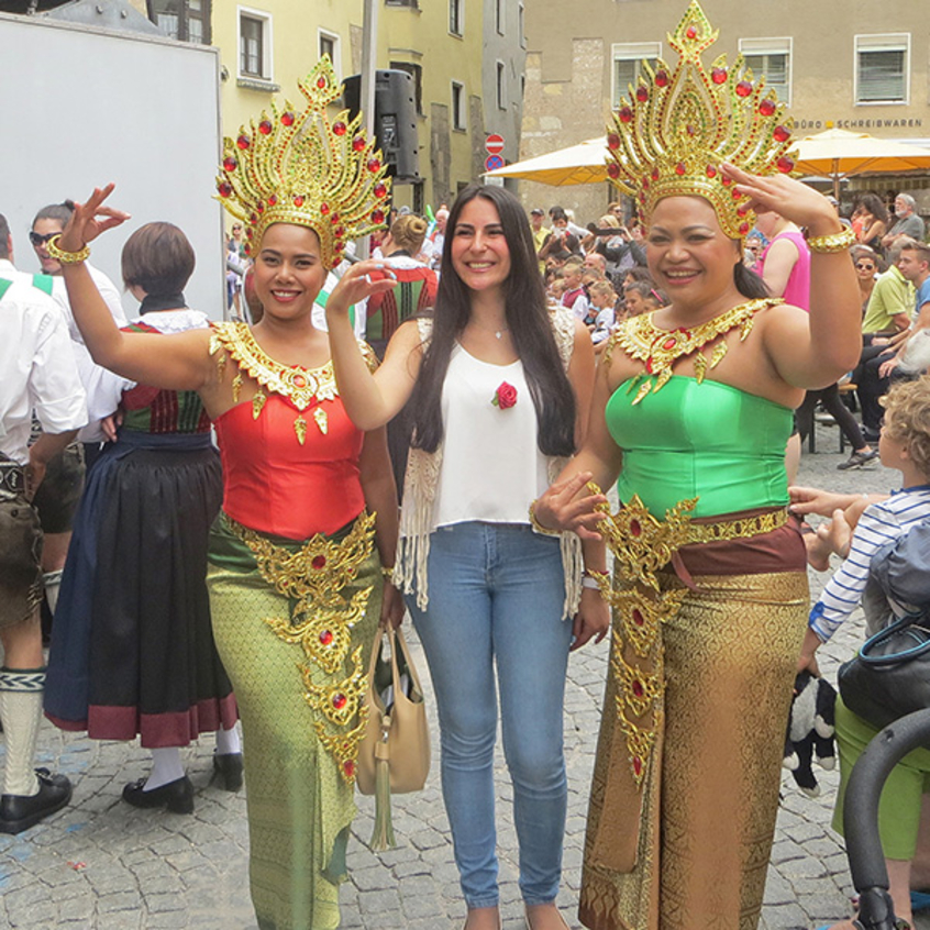 Gruppenbild von Frau mit Tänzerinnen auf der linken und rechten Seite