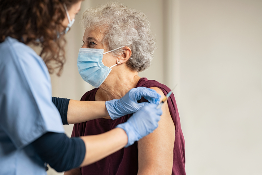 Ältere Frau erhält Impfung
