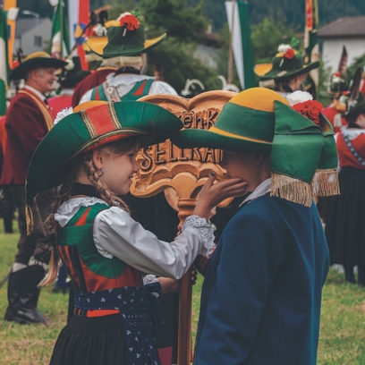 Die Geschwister Magdalena und Manuel von der Schützenkompanie Sellrain zeigen, wie lebendig Tradition auch bei den Jüngsten ist. 