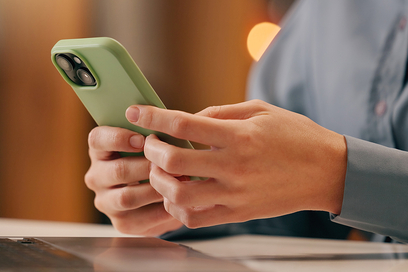 Frau mit Smartphone in der Hand.